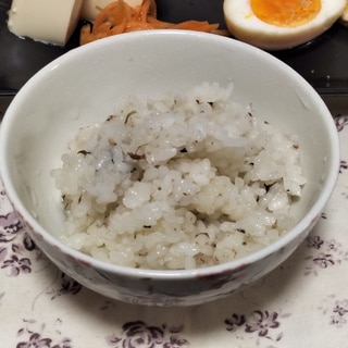 お茶漬けの素で旨味アップ♪炊飯器で簡単梅おこわ